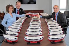 Frank Terstiege (r.), Geschäftsführer von „wind sportswear“, erhält für die Ladengeschäfte seines Unternehmens 60 Sammelschiffchen der Seenotretter aus den Händen von DGzRS-Geschäftsführer Nicolaus Stadeler und Tanja Wagschal, bei den Seenotrettern zu ständig für die Betreuung der Sammelschiffchen. (Foto: DGzRS – Die Seenotretter)