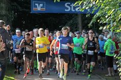 Hatten schon beim Start die Nase vorne: der spätere Sieger des Halbmarathon Simon Müller mit der Startnummer 127 (Mi.) und Zweitplatzierter Tekleweini Mekonen, Startnummer 429 (3. v. lks.).