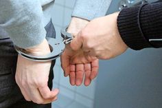 Der 21-Jährige wehrte sich heftig gegen das Eingreifen der Polizei bis schließlich Hand-, Fußfesseln und Spuckschutzmaske zum Einsatz kamen.