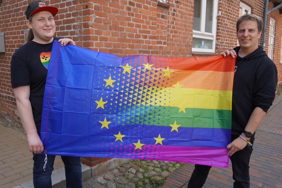 Sie zeigen Flagge: Falk Krüger (re.), pädagogische Leitung im Jugendcafé, und Nicky Gradert, Mitinitiator der Aktionen.