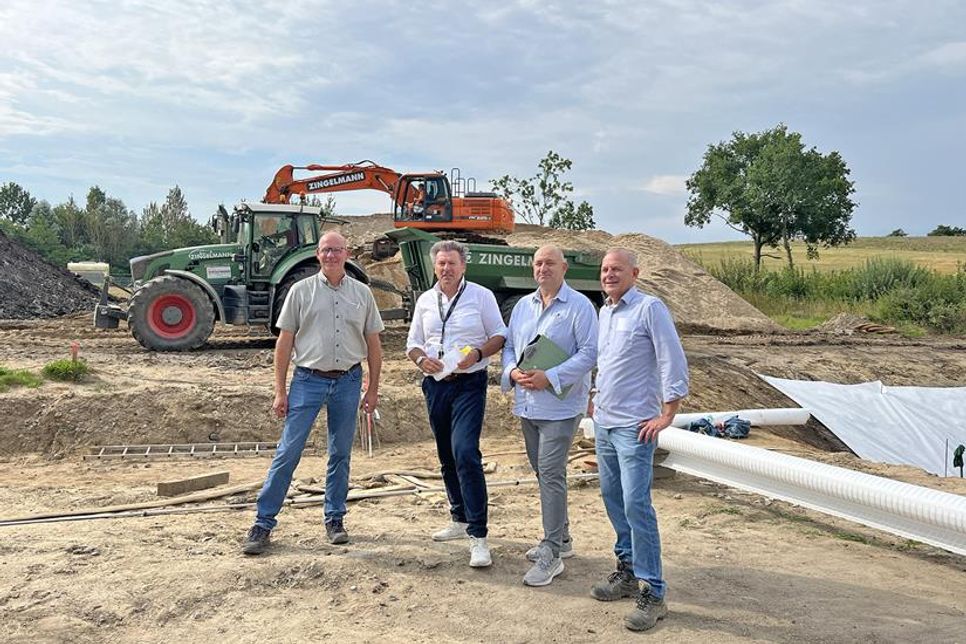 Bürgermeister Andreas Zimmermann stellte mit Peter Mowka, Leiter des Geschäftsbereichs Planung und Bauservice, Thomas Opfermann, Vertreter der Bauträgerfirma Bauland24, und Marc Zingelmann von der Zingelmann GmbH das Vorhaben auf der Löhnskoppel vor.