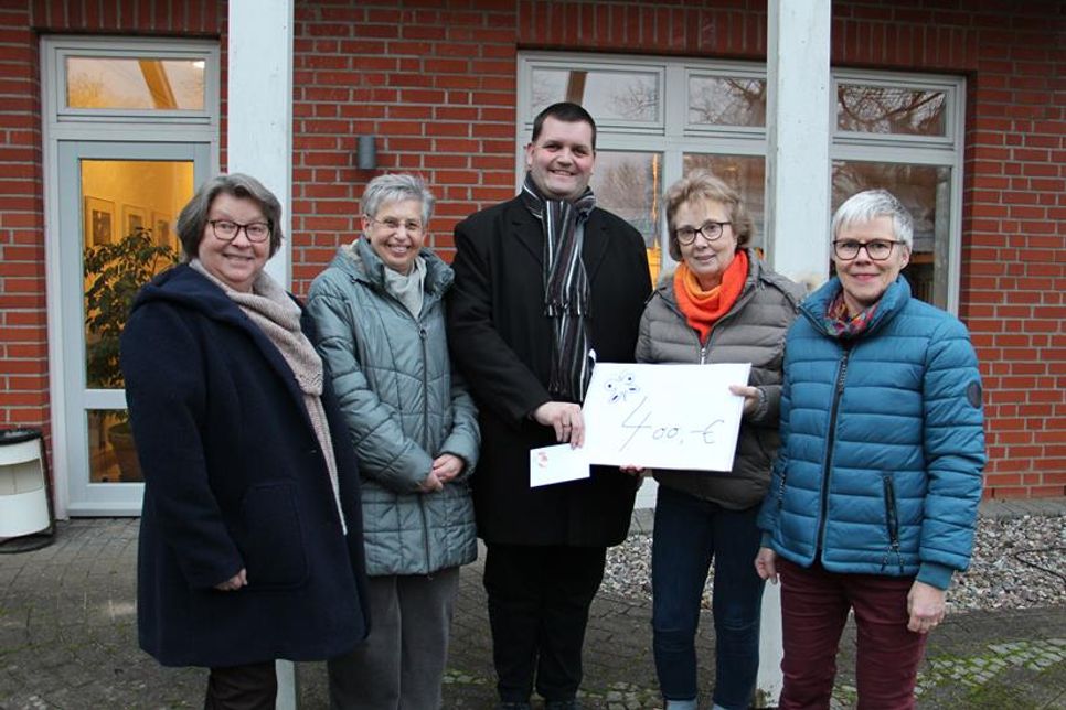 Der Vorsitzende des Vereins „Kinder auf Schmetterlingsflügeln“ Stephan Perner mit Andrea Bruhn, Andrea Wellm, Irmgard Honerla und Stephanie Nissen (v. lks.) bei der Übergabe der Spende am Haus des Gastes.