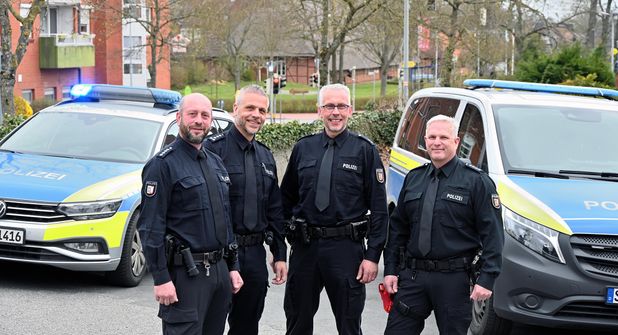 In Schönberg stellten die Polizeibeamten (v.l.) Dirk Kohnke, neuer Leiter der Station Schönberg, Andé Emmen, neuer Revierführungsbeamter des Polizeireviers Plön und Vertreter des Revierleiters Polizeioberrat Michael Martins, sowie Stefan Saggau, neuer Leiter der Station Heikendorf, sich vor und gaben Einblicke in die Polizeiarbeit im Kreis Plön.