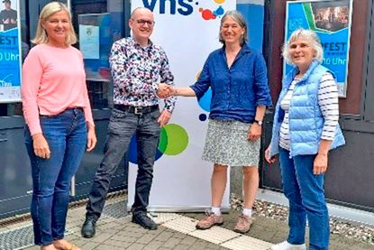 von links nach rechts: Verwaltung VHS Oldenburg: Frau Yvonne Markmann, Leiter VHS Oldenburg i.H.: Mirko Franck, 1. Vorsitzende VHS Lensahn: Meike Looft, Verwaltung VHS Lensahn: Clotilde Liebhold.