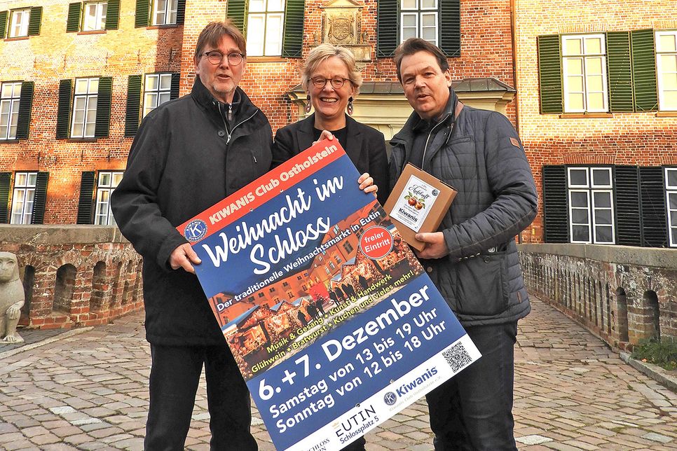 Es ist die 26. Auflage des vorweihnachtlichen Events, das Jahr für Jahr Tausende ins Schloss Eutin zieht, und Eutins schönster Weihnachtstreff strahlt immer wieder neu. Organisiert wird die „Weihnacht im Schloss“ ehrenamtlich vom Kiwanis Club Ostholstein. Am kommenden Wochenende wird die Residenz erfüllt sein von Freude, Genuss und Miteinander. „Kommen Sie und feiern Sie mit uns“, laden Rainer Steinbock, Präsident Uwe Paap (beide Kiwanis) und Brigitta Herrmann (Schloss Eutin) ein.