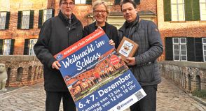 Es ist die 26. Auflage des vorweihnachtlichen Events, das Jahr für Jahr Tausende ins Schloss Eutin zieht, und Eutins schönster Weihnachtstreff strahlt immer wieder neu. Organisiert wird die „Weihnacht im Schloss“ ehrenamtlich vom Kiwanis Club Ostholstein. Am kommenden Wochenende wird die Residenz erfüllt sein von Freude, Genuss und Miteinander. „Kommen Sie und feiern Sie mit uns“, laden Rainer Steinbock, Präsident Uwe Paap (beide Kiwanis) und Brigitta Herrmann (Schloss Eutin) ein.