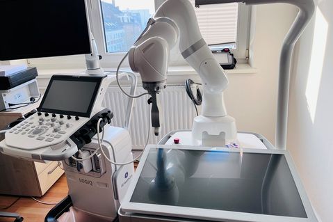 Mithilfe von „Arthur“ werden die Fingergelenke auf entzündliches Rheuma untersucht.