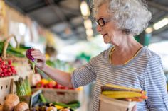 Eine ausgewogene Ernährung mit viel Gemüse und wenig Fleisch kommt auch den Gelenken zugute. Foto: DJD/Dr Wolz/ginettegagne - Fotolia