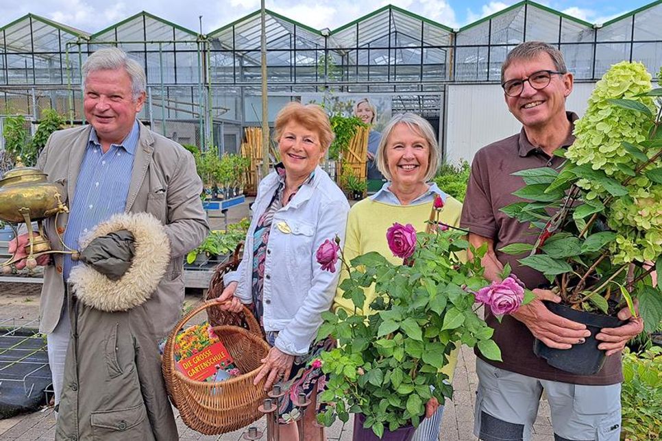 Laden zum Feilschen ein (von links): Rotary-Präsident Friedrich-Christian Grimm, Inner-Wheel-Präsidentin Mechthild von Mühlendahl und die Pflanzencenter-Seniorchefs Heide und Hans Hermann Buchwald.