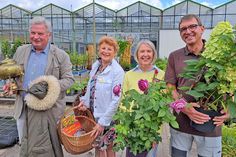 Laden zum Feilschen ein (von links): Rotary-Präsident Friedrich-Christian Grimm, Inner-Wheel-Präsidentin Mechthild von Mühlendahl und die Pflanzencenter-Seniorchefs Heide und Hans Hermann Buchwald.