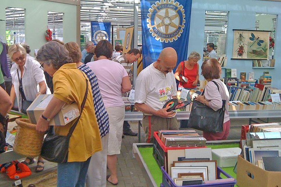 Besonders am Sonnabend ist der Ansturm auf den Benefiz-Flohmarkt in Krummsee stets groß.