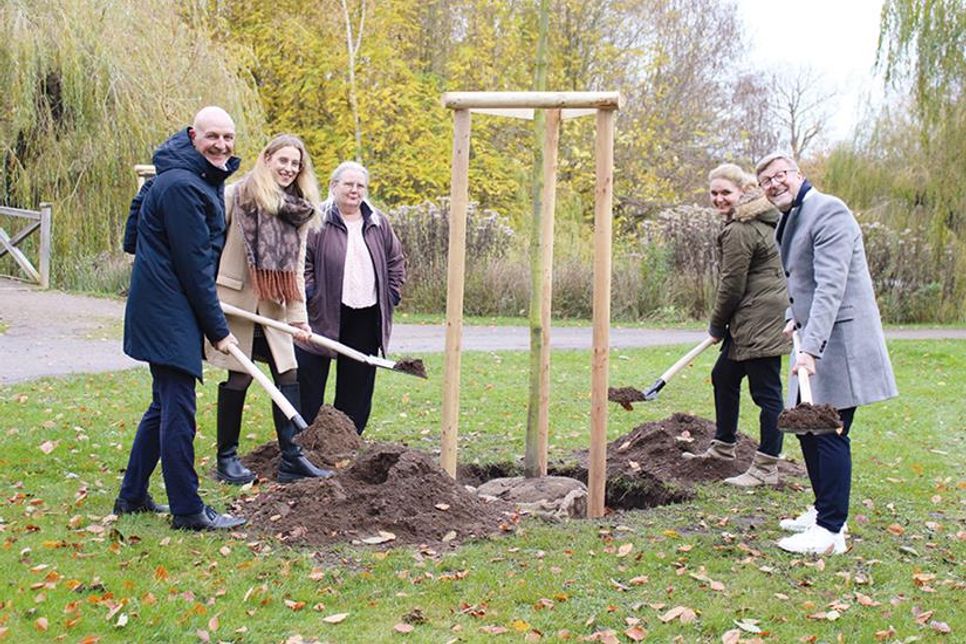 Staatssekretär Dr. Rolf Bösinger, (von links) Madelaine Engelbrecht (Fachdienst Bauverwaltung und Umweltausschuss), Klimaschutzbeauftragte Regine Maaß, Bürgervorsteherin Anja Evers und Bürgermeister Sven Partheil-Böhnke pflanzten zusammen den 41. Baum im alten Kurpark an der Bergstraße in Timmendorfer Strand.