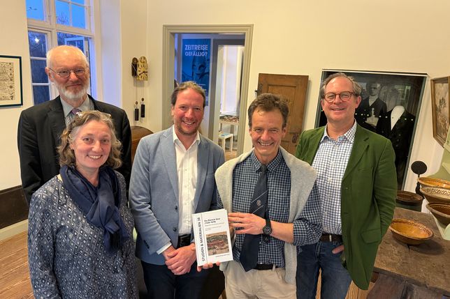 Im Kreismuseum Plön wurde „Das Diarium Saxe“ erstmals öffentlich präsentiert. V. l. Karsten Dölger (Museumsverein Plön), Silke Hunzinger (AG Heimatkunde im Kreis Plön) Christoph G. Schmidt (Nordfriisk Instituut), Detlev Kraack, Christoph Freiherr von Fürstenberg-Plessen (Gut Nehmten).