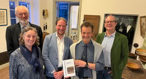 Im Kreismuseum Plön wurde „Das Diarium Saxe“ erstmals öffentlich präsentiert. V. l. Karsten Dölger (Museumsverein Plön), Silke Hunzinger (AG Heimatkunde im Kreis Plön) Christoph G. Schmidt (Nordfriisk Instituut), Detlev Kraack, Christoph Freiherr von Fürstenberg-Plessen (Gut Nehmten).