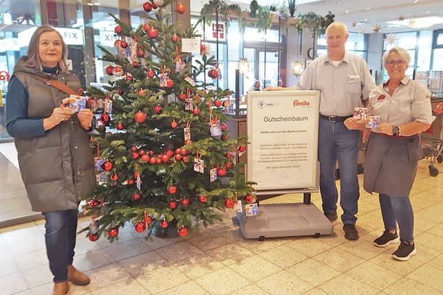 Heidi Feilke, Vorsitzende des Kinderschutzbundes Eutin, Heinrich Evers, Marktleiter, und Sonja Eckert, Mitarbeiterin bei Famila (v.li.) vertrauen auf die Eutiner Spendenfreude.