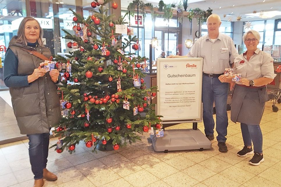 Heidi Feilke, Vorsitzende des Kinderschutzbundes Eutin, Heinrich Evers, Marktleiter, und Sonja Eckert, Mitarbeiterin bei Famila (v.li.) vertrauen auf die Eutiner Spendenfreude.