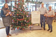 Heidi Feilke, Vorsitzende des Kinderschutzbundes Eutin, Heinrich Evers, Marktleiter, und Sonja Eckert, Mitarbeiterin bei Famila (v.li.) vertrauen auf die Eutiner Spendenfreude.