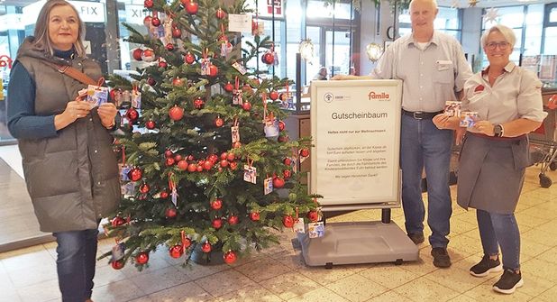 Heidi Feilke, Vorsitzende des Kinderschutzbundes Eutin, Heinrich Evers, Marktleiter, und Sonja Eckert, Mitarbeiterin bei Famila (v.li.) vertrauen auf die Eutiner Spendenfreude.