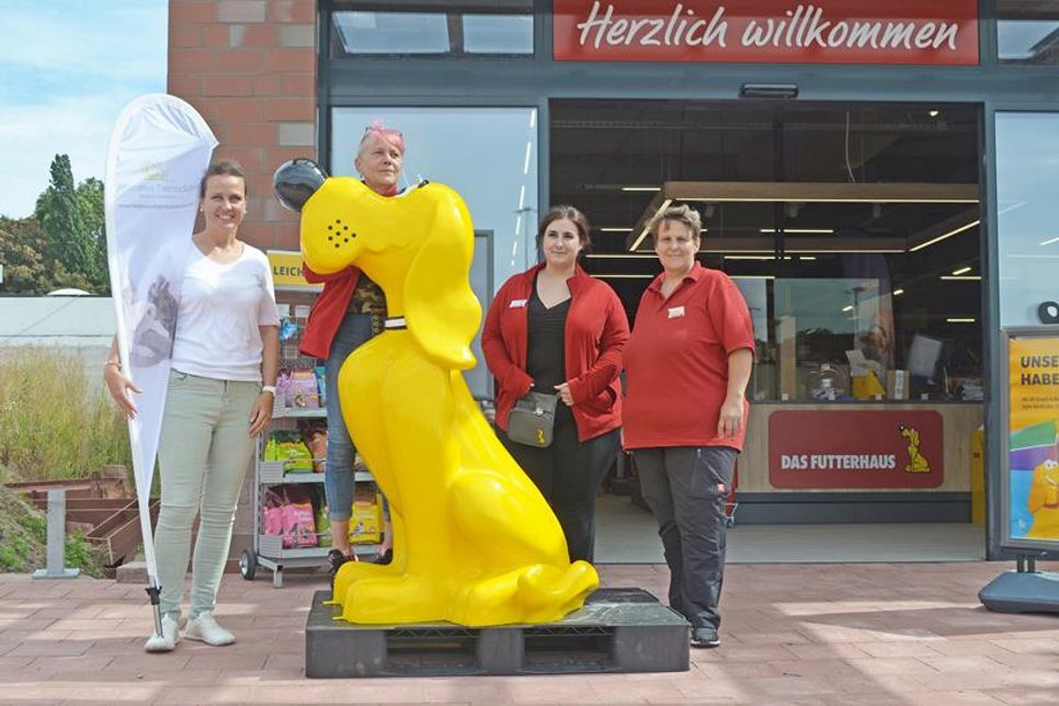 Marktleiterin Carmen Kluge-Schmiege und ihr Team sowie Nadine Luerssen, Tierheilpraktikerin, freuen sich darauf, Sie als Kund:innen zu begrüßen!
