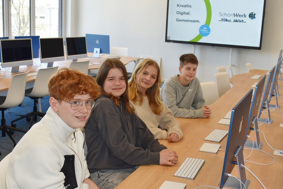 Schüler lernen am Computer, wie man selbstgedrehte Filme schneidet und bearbeitet.