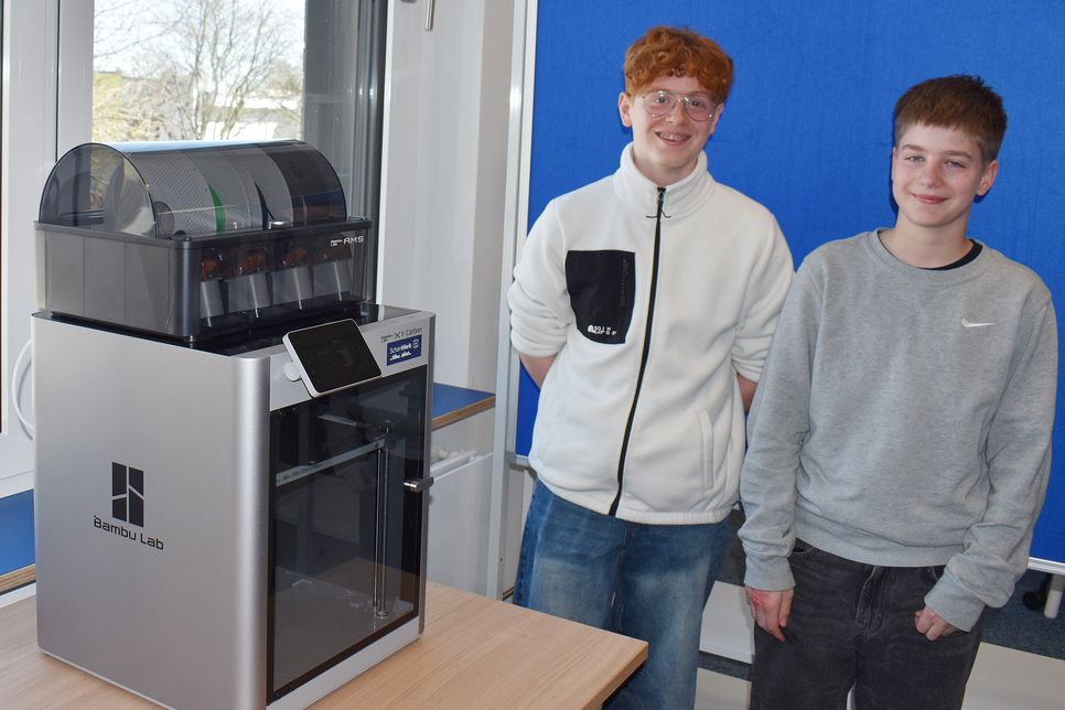 Die Schüler Tom und Emil aus der Klasse 7e informieren sich über die Arbeit und die Gestaltungsmöglichkeiten mit einem 3D-Drucker.