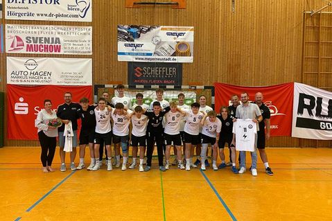 Neustadt. Die A-Jugend-Handballmannschaft der HSG Ostsee hat doppelten Grund zur Freude: Dank der Unterstützung zweier regionaler Unternehmen, Itzehoer Versicherungen Till-Noel Streckenbach und Hanse Events Lübeck Nikolas Radomirovic, läuft das Team ab sofort in komplett neuen Auswärtstrikots auf. (red)