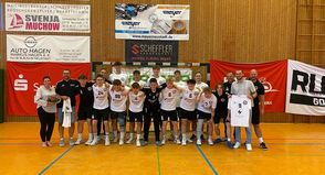 Neustadt. Die A-Jugend-Handballmannschaft der HSG Ostsee hat doppelten Grund zur Freude: Dank der Unterstützung zweier regionaler Unternehmen, Itzehoer Versicherungen Till-Noel Streckenbach und Hanse Events Lübeck Nikolas Radomirovic, läuft das Team ab sofort in komplett neuen Auswärtstrikots auf. (red)