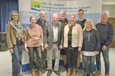 Die neu gewählten Vorstandsmitglieder und der aktuelle engere Vorstand (vlnr: Martina Wackernagel, Heidemarie Scheel, Dr. Gregor Diehl, Horst Weppler (Vorsitzender), Daniel Smederevac, Kirsten Voß-Rahe (stellv. Vorsitzende), Bennet Severin (stellv. Vorsitzender), Ilona Bredow (Schatzmeisterin) und Regionalmanager Günter Möller).