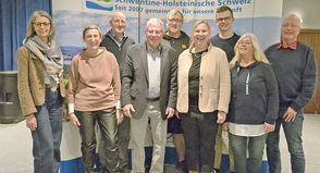 Die neu gewählten Vorstandsmitglieder und der aktuelle engere Vorstand (vlnr: Martina Wackernagel, Heidemarie Scheel, Dr. Gregor Diehl, Horst Weppler (Vorsitzender), Daniel Smederevac, Kirsten Voß-Rahe (stellv. Vorsitzende), Bennet Severin (stellv. Vorsitzender), Ilona Bredow (Schatzmeisterin) und Regionalmanager Günter Möller).