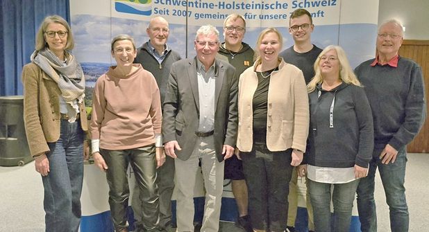 Die neu gewählten Vorstandsmitglieder und der aktuelle engere Vorstand (vlnr: Martina Wackernagel, Heidemarie Scheel, Dr. Gregor Diehl, Horst Weppler (Vorsitzender), Daniel Smederevac, Kirsten Voß-Rahe (stellv. Vorsitzende), Bennet Severin (stellv. Vorsitzender), Ilona Bredow (Schatzmeisterin) und Regionalmanager Günter Möller).