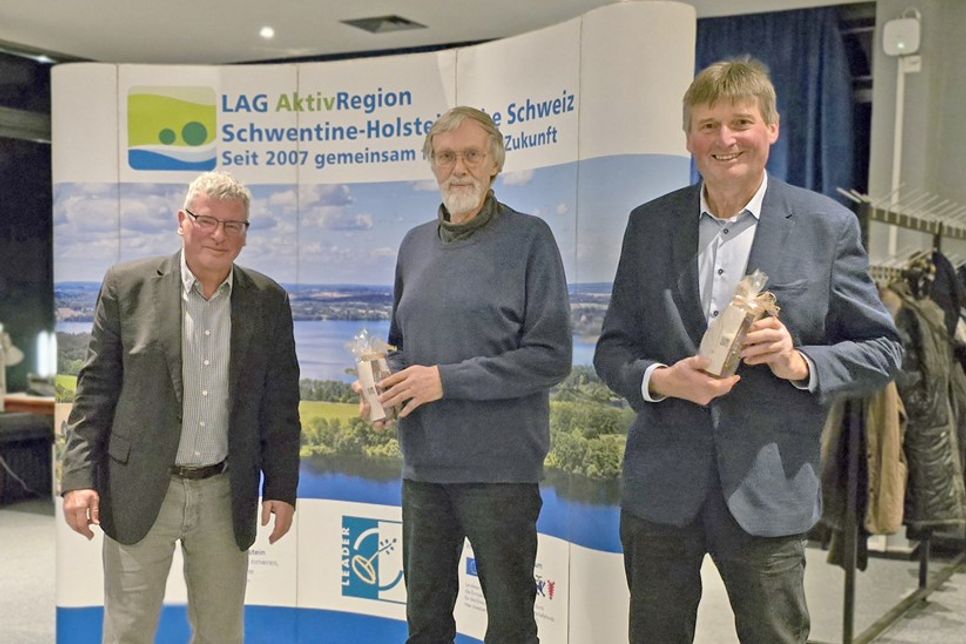 Vorsitzender Horst Weppler dankt den anwesenden ausgeschiedenen Vorstandsmitgliedern Dr. Holger Gerth und Heiner Staggen (vlnr.) Es fehlen Carsten Behnk und Hans Eimannsberger.