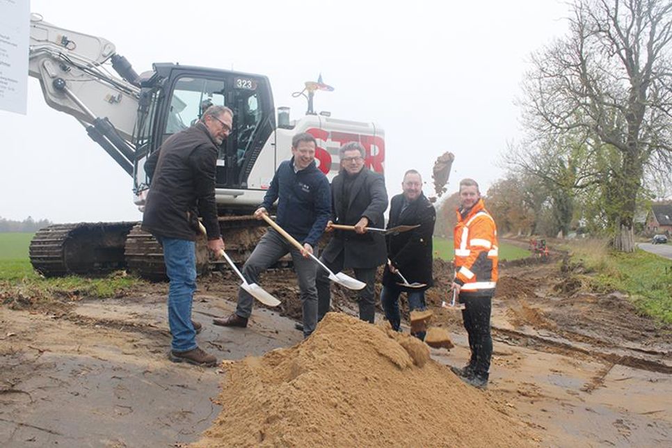 Gaben mit dem symbolischen Spatenstich den offiziellen Startschuss für den Radwegbau: Glasaus Bürgermeister Thomas Gerber (v.l.), Staatssekretär Tobias von der Heide, Andreas Zimmermann, Bürgermeister der Gemeinde Ahrensbök, Segebergs stellvertretender Landrat Torsten Kowitz und Projektleiter Maximilian Thomsen.
