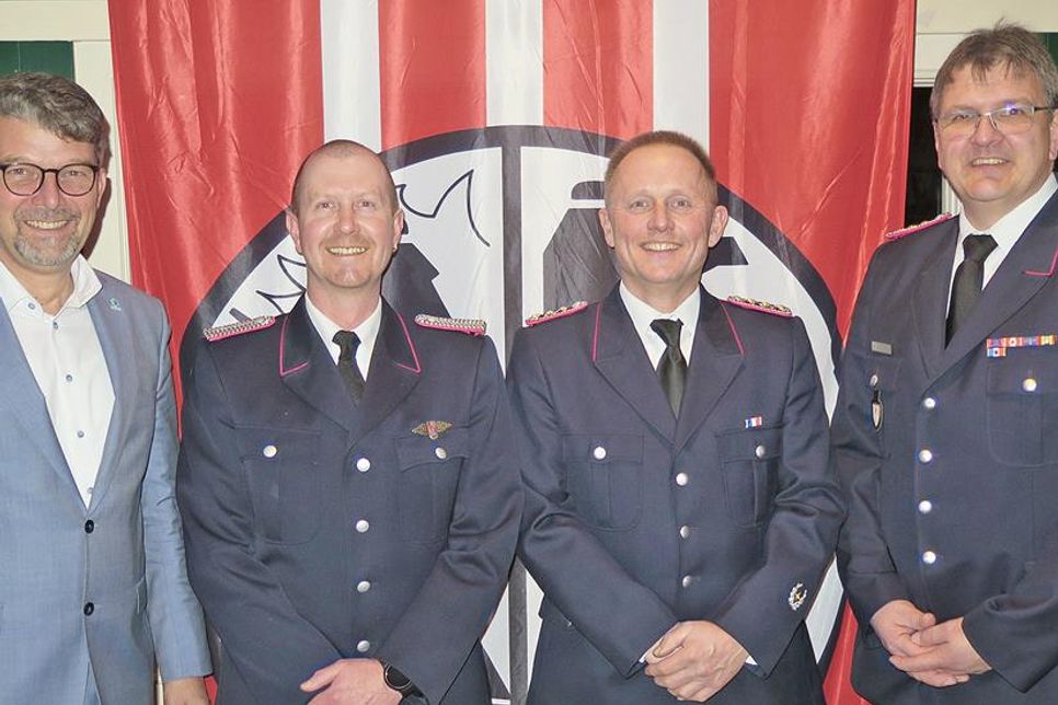 Bürgermeister Heiko Godow (l.) und Gemeindewehrführer Martin Guttchen (r.) nahmen nach der Wahl Wehrführer Dennis Wulff (2.v.l.) und Jan Kwiatkowski in die Mitte.