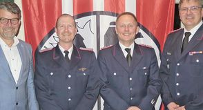 Bürgermeister Heiko Godow (l.) und Gemeindewehrführer Martin Guttchen (r.) nahmen nach der Wahl Wehrführer Dennis Wulff (2.v.l.) und Jan Kwiatkowski in die Mitte.
