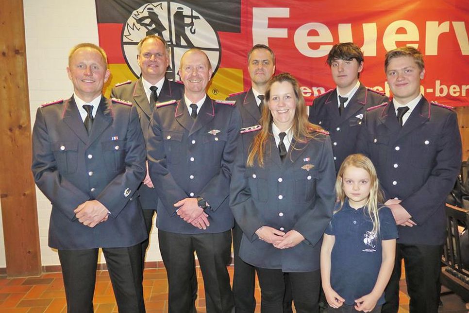 In Timmdorf wurden die Wehrführer Dennis Wulff (3.v.l.) und Jan Kwiatkowski (l.) wiedergewählt. Björn Meß, Nils Bollenhagen, Nadine Wulff, Ben Meß und Yanis Anders (v.l.n.r.) freuten sich über Beförderungen und Auszeichnungen. Trotz knapper Kassen muss es Wege geben, den Blauröcken für ihre ehrenamtliche Arbeit zu danken. In der Gemeinde Malente parken aktive Feuerwehrleute kostenfrei.