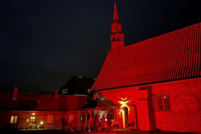 Abendlich beleuchtete Hospitalkirche.