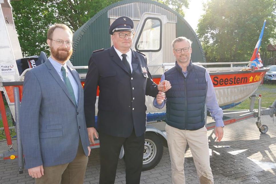 Schlüsselübergabe mit Heiko Tessenow vom LKN.SH, Gemeindewehrführer Hans-Werner Landschoof und Bürgermeister Stefan Schwardt (v.lks.).