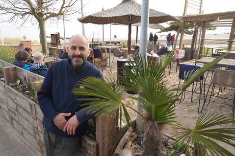 Mirsad Zagovic vor einem Teil der neuen Terrasse, die am Freitag mit viel Unterhaltung eingeweiht wird.