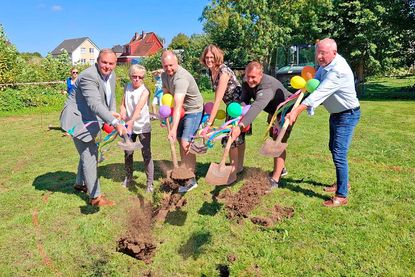 Der erste Spatenstich auf der Schulwiese mit (v. l.) Bürgermeister Björn Rüter, Ute Runge, Vertreterin der Natur- und Umweltstiftung des Kreises Plön, Florian Schmoll, Gründungsmitglied des SFG-Fördervereins, SFG-Vorsitzende Alexa Gruthoff, Eike Lunau, Bauleiter, Tungendorfer Baumschulen, sowie Günter Möller, Regionalmanager von der AktivRegion Schwentine Holsteinische Schweiz.