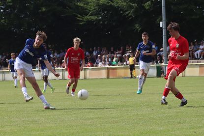 Tom-Luca Weist (rechts) hatte in der Innenverteidigung Schwerstarbeit zu verrichten.