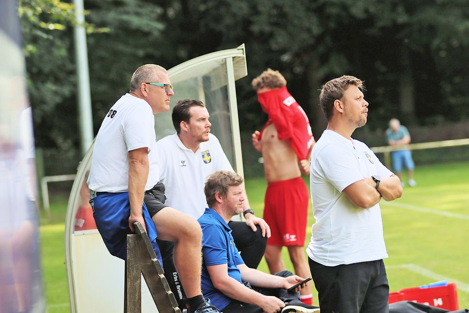 Das Trainerteam um Thomas Hartz (li.), Dennis Jaacks (Zweiter v.l.) und Christian Kamm (re.) wird am Saisonende zurücktreten.