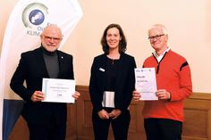 Leslie Mathiesen, Klimamanagerin des Kreises Ostholstein, überreichte in der vergangenen Woche den mit 1.500 Euro dotierten 1. Preis an Joachim Walmeroth (li.) und Michael Thole vom Gemeinnützigen Bürgerverein Bad Schwartau.