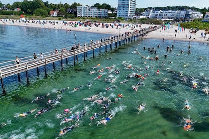 Start der zweiten Etappe des Seebrückenschwimmens in der Lübecker Bucht.