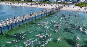 Start der zweiten Etappe des Seebrückenschwimmens in der Lübecker Bucht.