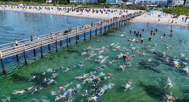 Start der zweiten Etappe des Seebrückenschwimmens in der Lübecker Bucht.
