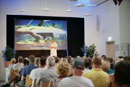 In Haffkrug begeisterte Wigald Boning am Abend mit seinem Programm „Herr Boning geht baden“.