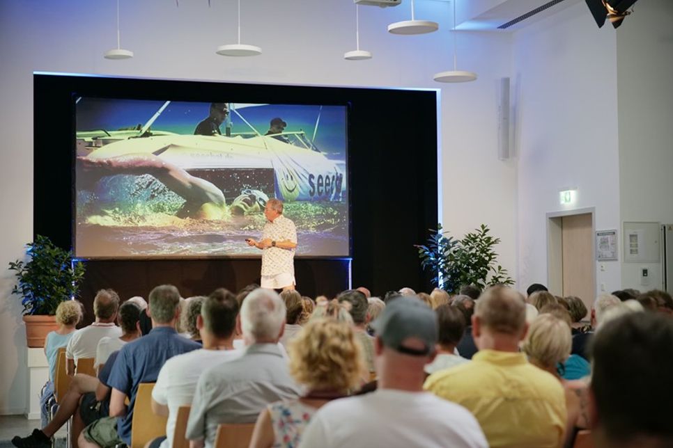 In Haffkrug begeisterte Wigald Boning am Abend mit seinem Programm „Herr Boning geht baden“.