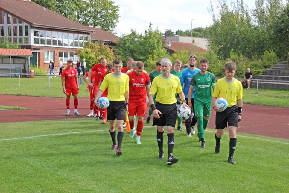 Das Schiri-Trio Oliver Dohse (Mitte) und Erik Ian Schwarz und Lucas Timm führten die Tabellenführer in der Kreisliga Ost aufs Feld.