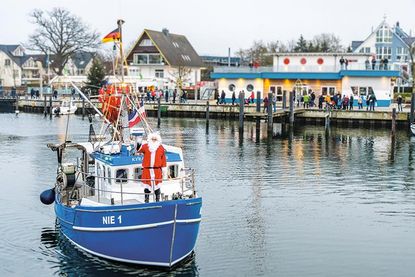 Ein Highlight, vor allem für die Kids: Täglich um 16 Uhr kommt der Weihnachtsmann traditionell mit dem Boot in den Hafen gefahren.