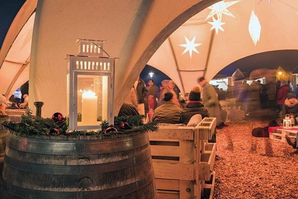 Einer der schönsten Weihnachtsmärkte der Region: „Fischers Wiehnacht“ lädt am ersten Adventswochenende bei viel Live-Musik zum Verweilen ein.